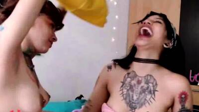 Tattooed Lesbian Babes Gets Kinky on Cam - drtuber.com